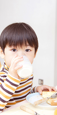 牛乳を飲む男児